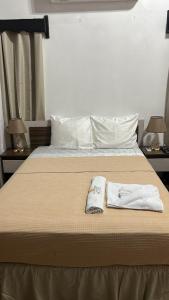 圣佩德罗苏拉SEVEN DAYS HOTEL B&B的床上有两条毛巾