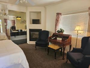 爱德怀Alhatti Christian Resort的一间卧室配有书桌、一张床和一张书桌
