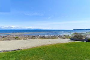 夸利库姆海滩Oceanfront Loft - amazing views!的享有海滩美景,背景为大海