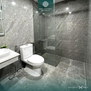 海防Chuỗi căn hộ Merci Apartment & Homestay - HH Riverside Hai Phong Central的浴室配有卫生间、盥洗盆和淋浴。