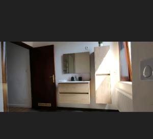 马斯尼尔Marci Room SweetHome的一个带水槽和镜子的小厨房