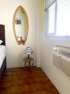 圣维森特岛Apartamento Messi Assú Praia dos Milionários的一间带镜子、桌子和床的卧室