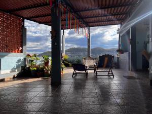 瓦哈卡市Departamento de Cantera的阳台的天井配有2把椅子和1张桌子