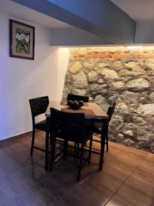 瓦哈卡市Departamento de Cantera的石墙客房内的桌椅
