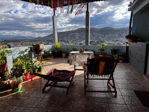 瓦哈卡市Departamento de Cantera的阳台配有桌椅和植物