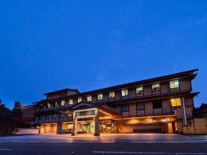 加贺Yukai Resort Premium Yoshinoya Irokuen的一座带灯的大建筑