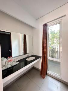 巴利盖Hotel Ompu Herti的一间带水槽和窗户的浴室