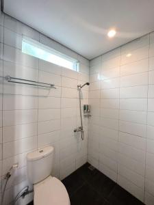 巴利盖Hotel Ompu Herti的白色的浴室设有卫生间和窗户。