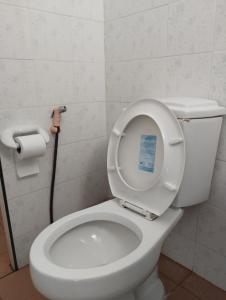 Ban Ai Daoซิตี้ แม่นชั่น的浴室设有卫生间和一卷卫生纸