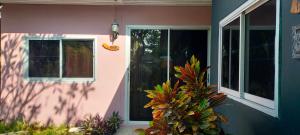 宗通Bansuan Inthanon Eco Resort的门前有门和植物的房子