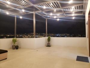 昆卡Departamento completo con hermosa vista de la ciudad的一间晚上享有城市美景的客房