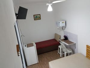 伯迪亚哥Suíte Independente - Praia Indaiá e Riviera - MarDoceLar Bertioga的小房间设有一张床和一张小桌子
