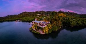 波尔多·格尼拉水滨潜水&温泉度假酒店的水中有一个房子的岛屿