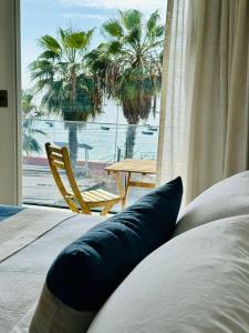 塔尔塔尔Nolana hotel的卧室享有桌子和棕榈树的景致。