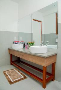 坎帕拉Brand New Condo Apartment的一间带水槽和镜子的浴室