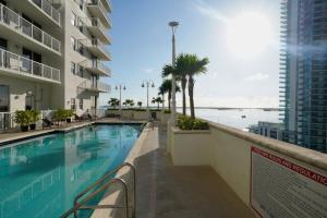 迈阿密4 bed full condo in Miami with skyline & sea view的海景游泳池