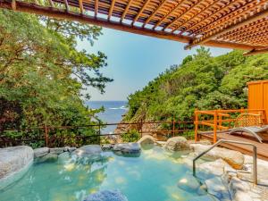 白滨Yukai Resort Premium Hotel Senjo的海景室外热水浴池