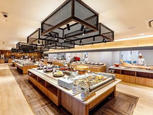白滨Yukai Resort Premium Hotel Senjo的一间提供自助餐的餐厅,展示着各种美食