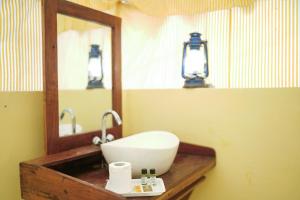 斋沙默尔Rajwada Desert Camp的一间带水槽和镜子的浴室