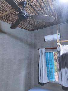 槟知Nông Trại Thảnh Thơi的带窗户的浴室内的吊扇