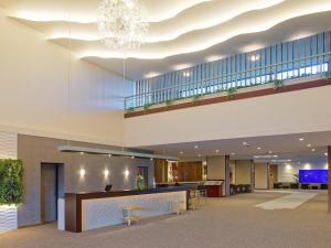 白滨Yukai Resort Premium Shirahama Saichoraku的一间医院的大厅,有吊灯