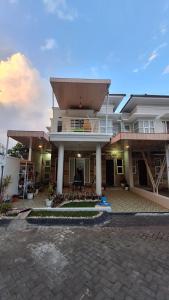 巴图Villa Terrace Batu Malang Kav 4的带阳台的大房子