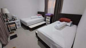 巴图Villa Terrace Batu Malang Kav 4的小房间设有两张床和一张书桌