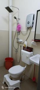 昔加末RW segamat homestay的带淋浴、卫生间和盥洗盆的浴室