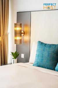 吉隆坡Pavilion Ceylon Hill Suites, Bukit Bintang的一间卧室配有一张带蓝色枕头的床