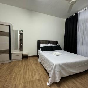 瓜拉丁加奴The Myrini Homes - Cityview Near Drawbridge的卧室配有一张白色大床和镜子