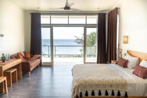 艾湄湾The Cokelat Amed的一间卧室配有一张床,享有海景