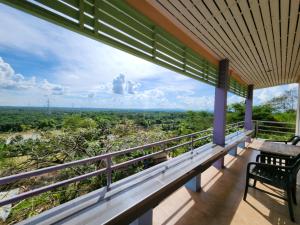素叻Baan Khao Noi Resort的享有森林美景的阳台
