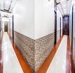 孟买FabHotel The Adore Palace的建筑的走廊,有瓷砖墙