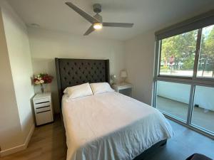 尔湾Luxurious Apartment Bardeen New Port Beach 1 Bedroom的一间卧室配有一张床和吊扇
