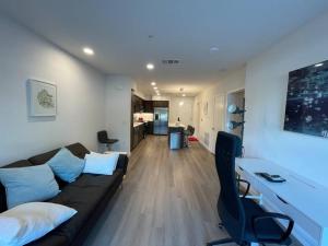 尔湾Luxurious Apartment Bardeen New Port Beach 1 Bedroom的带沙发的客厅和用餐室