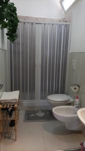 比通托DOLCE VITA的一间设有两个卫生间和两个盥洗盆的浴室