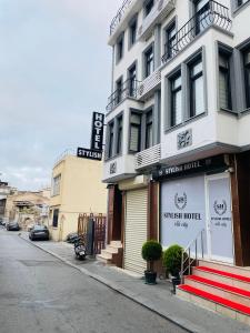 伊斯坦布尔Stylish Hotel Old City的街道上带有寿司酒店标志的建筑