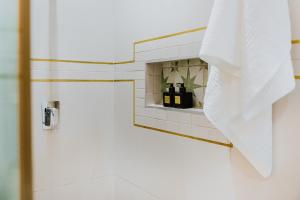 克莱克斯多普Oryx Boutique Hotel的浴室设有装有瓶装葡萄酒的书架
