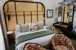 克莱克斯多普Oryx Boutique Hotel的一间卧室配有一张大床和镜子