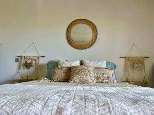 波拉波拉Bora bora sweet dream的卧室配有一张壁挂镜子的床