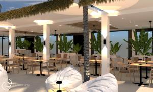 蒂加基Golden Star Relax Hotel - Adults Only 16 plus的一间设有桌椅的餐厅,种植了棕榈树