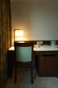 浦那Fairfield by Marriott Pune Kharadi的桌椅和台灯