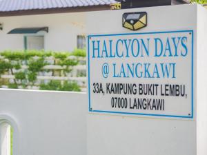 珍南海滩Halcyon Days @ Langkawi的建筑上语言城的拉戈尼亚日标志