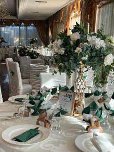 德罗贝塔-塞维林堡弗洛拉酒店的一张桌子,上面有白色的板子和鲜花