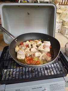 布林迪西L'atmosfera的烤架上烤鸡和蔬菜的锅