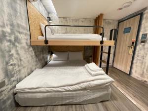 台南台南府城窝旅的客房内的两张双层床