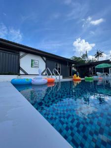 瓜拉丁加奴Rimbun Bayu Homestay的度假酒店的游泳池配有充气设施