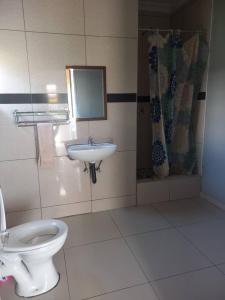 卡萨内Universe GuestHouse的一间带卫生间和水槽的浴室