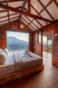 库布盼洛坎kamaani cabin的一张大床,位于带大窗户的房间里