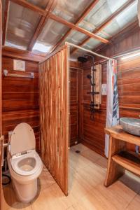 库布盼洛坎kamaani cabin的一间带卫生间和水槽的浴室